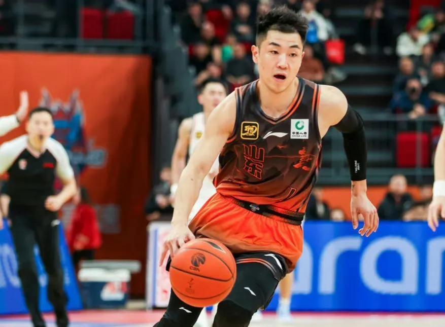 山东队轻取猛龙,高诗岩统治全场 山东队轻取猛龙,高诗岩统治全场